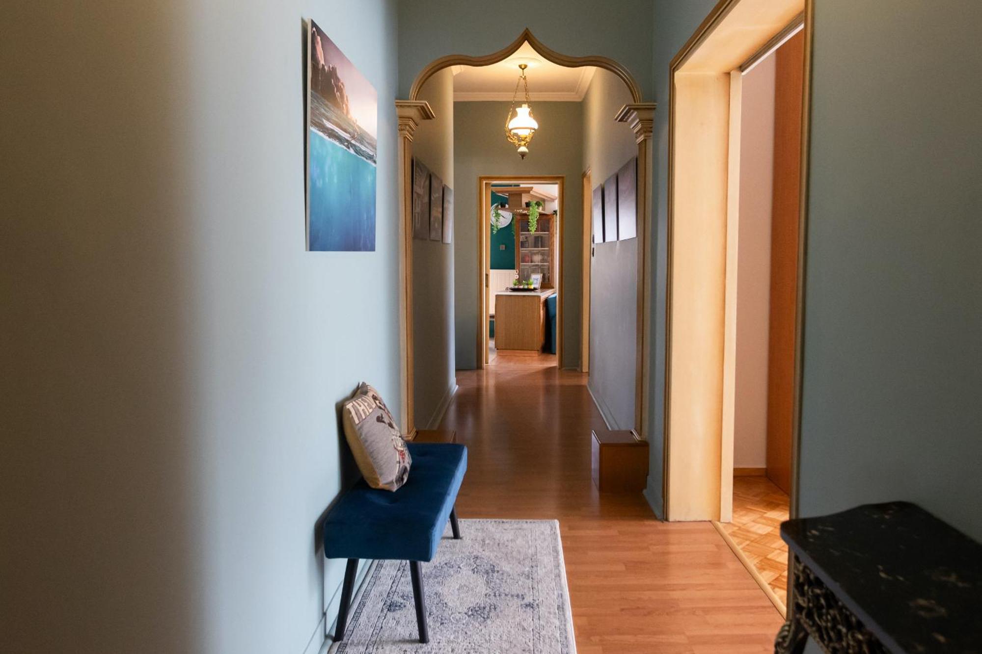 Corner House Apartment *